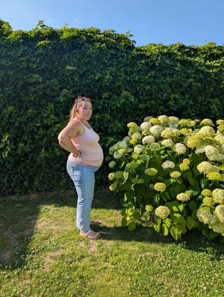 Haike bij de bloemen met een bloempje